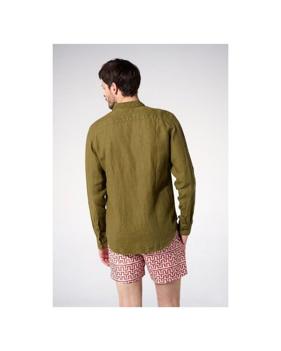 Homme portant une chemise en lin olive vue de dos, associée à un short à motifs.