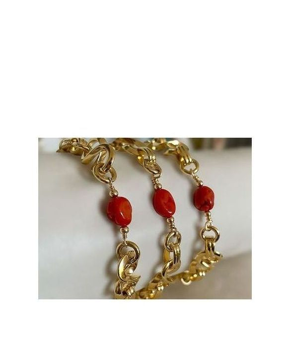 Bracelet Créazione avec gros maillons dorés et perles de corail rouge de Méditerranée, élégant et unique.