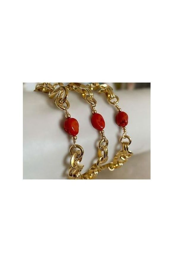 Bracelet Créazione avec gros maillons dorés et perles de corail rouge de Méditerranée, élégant et unique.