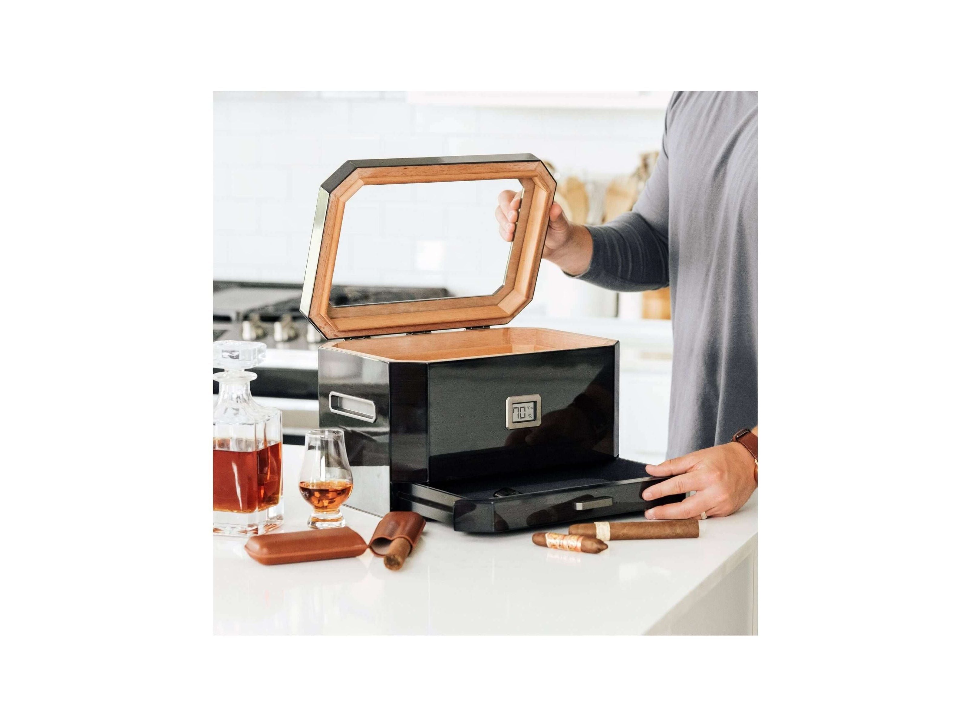 Humidor à couvercle en verre Octodor ouvert, cigare et verre dans une ambiance moderne.