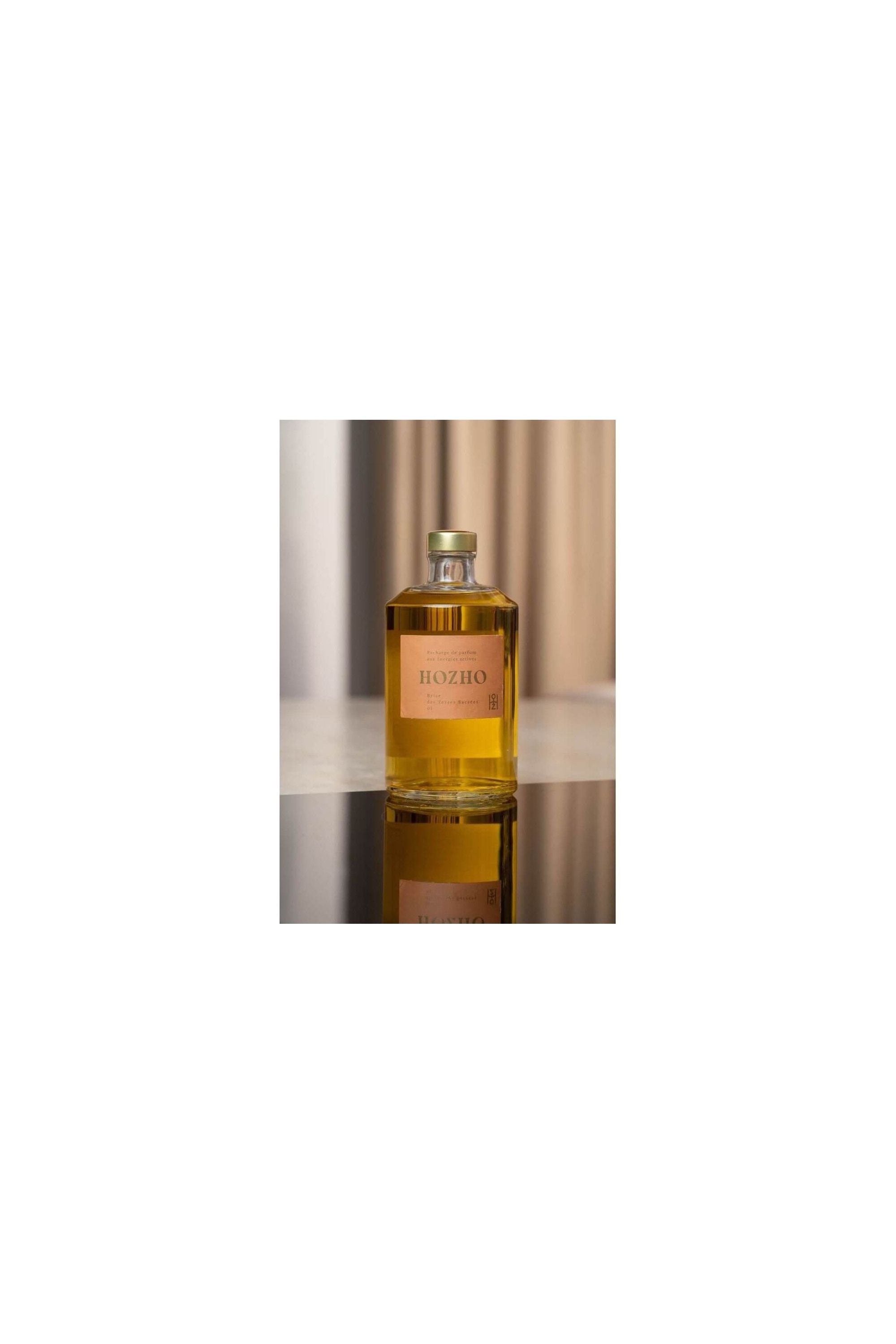 Bouteille de parfum Hozho sur une surface noire, reflétant un design élégant et moderne.