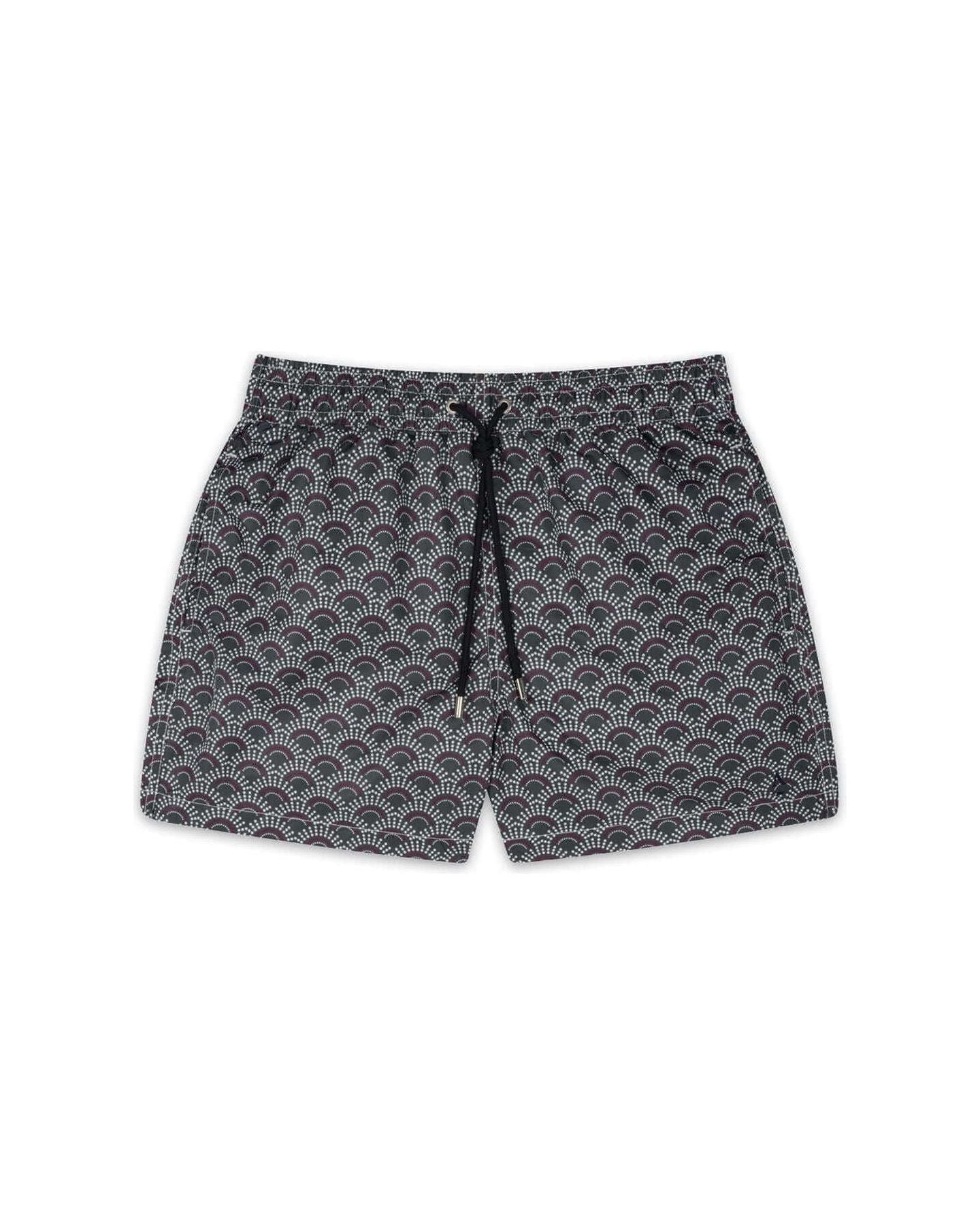 Short de bain Ecume à motif graphique, coupe ajustée mi-cuisses, ceinture élastique et poches zippées, 100% polyester recyclé.