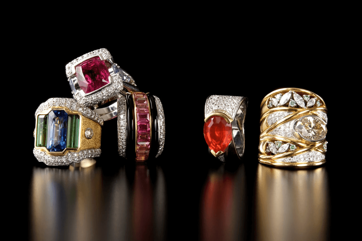 Découvrez les bijoux de créateurs chez LUXTORE : or massif, plaqué or, argent, pierres fines. Des pièces uniques ou en série limitée, entre élégance et caractère