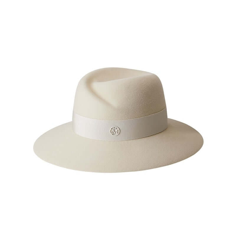 Chapeaux, bonnets et casquettes pour homme chez LUXTORE : entre élégance, confort et style affirmé. Une sélection de pièces raffinées, pensées pour chaque saison, alliant matières nobles, design soigné et allure contemporaine.