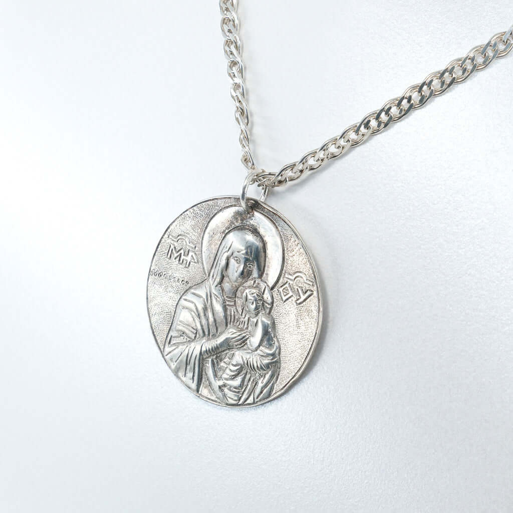 Pendentifs en argent massif ou plaqué or, signés par des créateurs indépendants. Des pièces délicates ou audacieuses, façonnées à la main, à porter comme un symbole personnel, une touche de lumière ou un talisman contemporain.