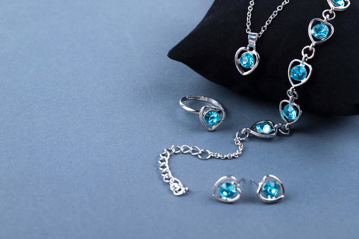 Colliers de créateurs en argent, plaqué or ou vermeil. Des pièces fines ou audacieuses, artisanales, pensées pour sublimer chaque silhouette avec style et caractère. À porter seuls ou en superposition, selon votre humeur.