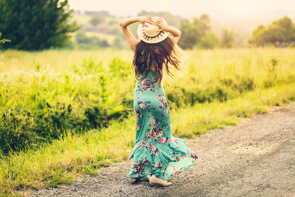 Collection robes casual sportswear femmes : denim délavé, chemises oversize, salopettes casual-chic. Style authentique féminin, pure tradition denim