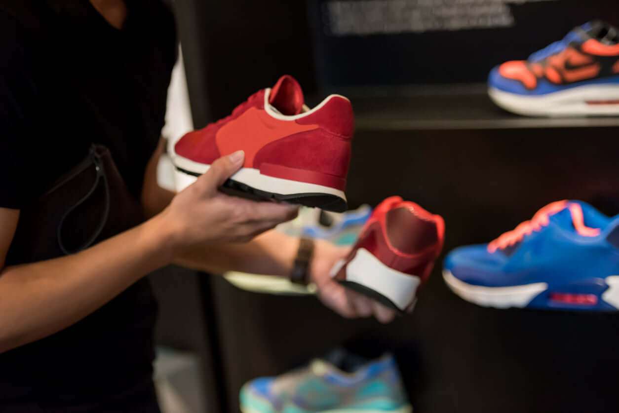 Des baskets homme au design affirmé, entre confort et exclusivité. Chez LUXTORE, chaque paire incarne un style pointu, entre luxe contemporain, finitions soignées et audace créative. L’élégance urbaine s’invite à chaque pas.