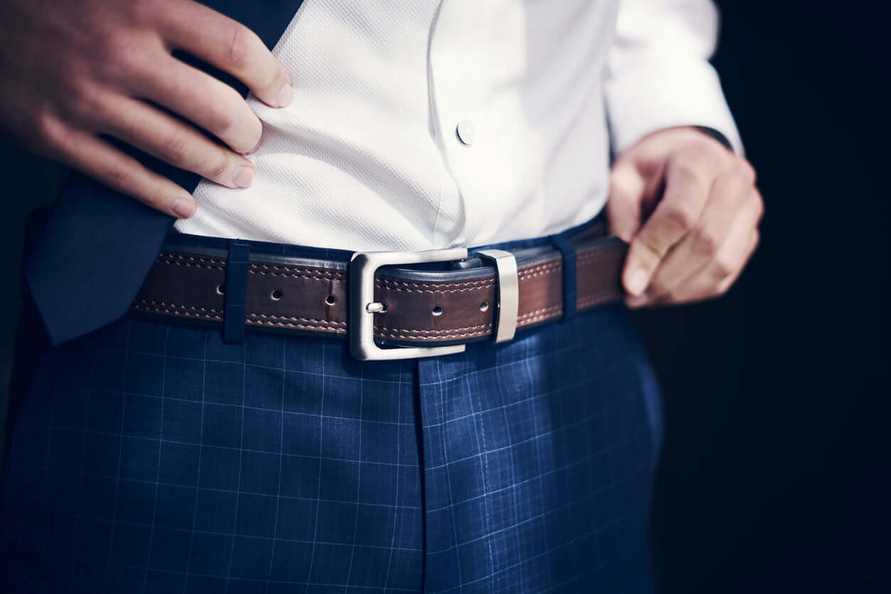 Chez LUXTORE, le pantalon homme conjugue coupe parfaite, matière noble et allure moderne. Une sélection soignée pour un style affirmé, du chic urbain à l’élégance décontractée.
