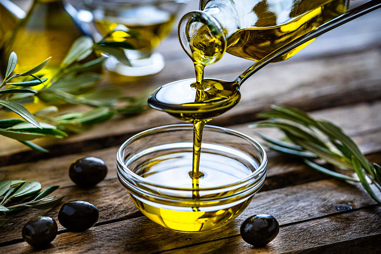 Chez LUXTORE, l’huile d’olive corse révèle un goût unique, issu d’un terroir préservé et d’un savoir-faire authentique. Des cuvées confidentielles, intenses et élégantes, choisies pour sublimer les palais les plus fins.