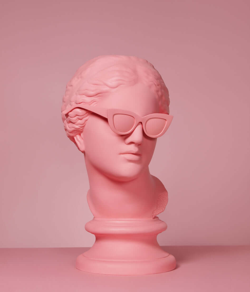 Lunettes de soleil de créateurs chez LUXTORE : montures en acétate ou métal, verres haut de gamme, design exclusif. Certaines pièces sont trempées dans l’or 22 carats – entre luxe, protection et style affirmé.