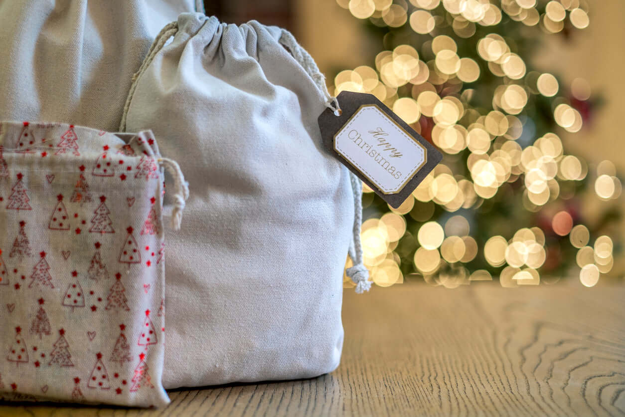 Chez LUXTORE, les essentiels bébé se font élégants : sacs à langer chics, trousses assorties, détails raffinés et matériaux durables. L'art d'être parent, avec style et douceur. 