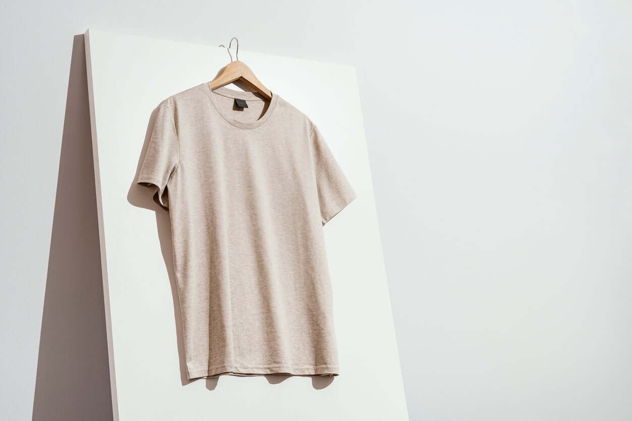 T-shirts homme chez LUXTORE : une sélection pointue entre minimalisme et design de créateur. Matières nobles, coupes impeccables et style affirmé pour une allure contemporaine en toute occasion.