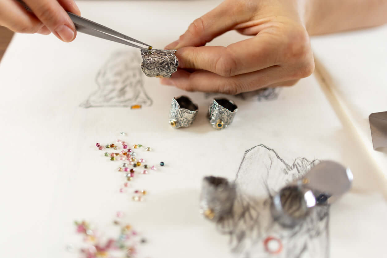 Bagues homme chez LUXTORE : or, argent, plaqué or. Des créations de caractère pour un style affirmé et raffiné, entre artisanat et design contemporain.