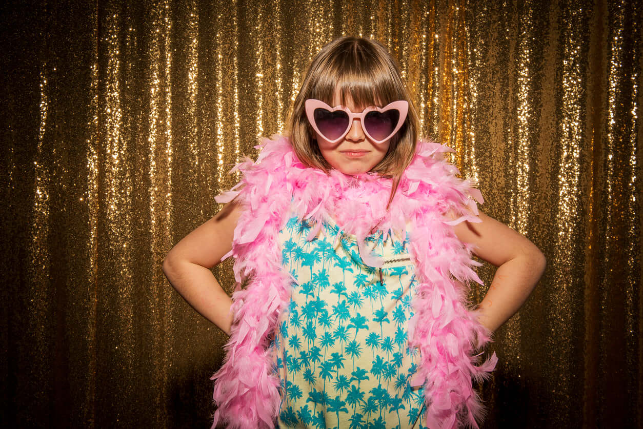 Chez LUXTORE, les vêtements fille allient douceur, qualité et poésie. Des pièces choisies pour leur charme, leurs matières naturelles et leur finition soignée, pensées pour accompagner chaque instant de l’enfance avec élégance.