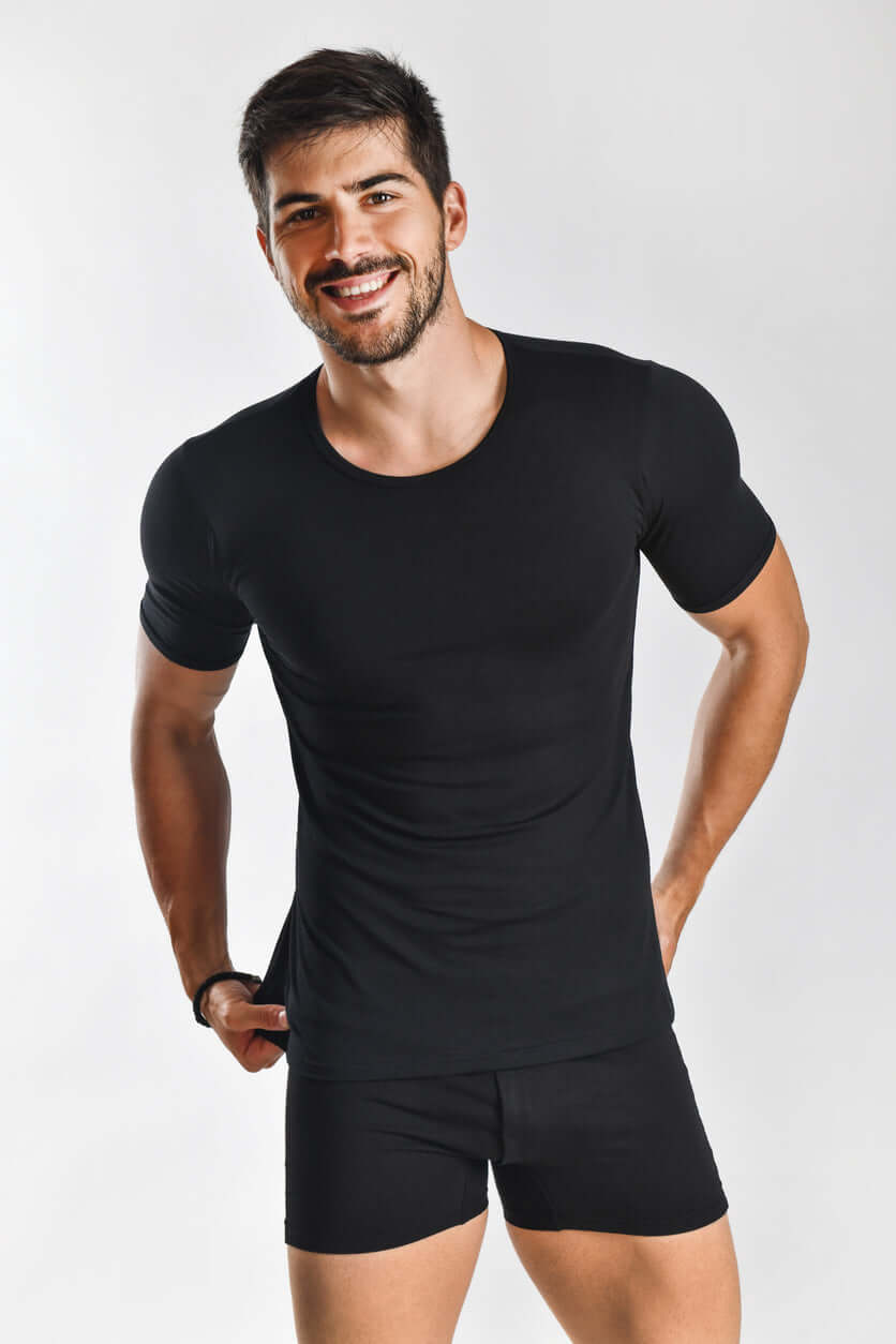 Sous-vêtements homme chez LUXTORE : boxers, slips et t-shirts haut de gamme en matières naturelles. Élégance, confort et coupe parfaite au quotidien.