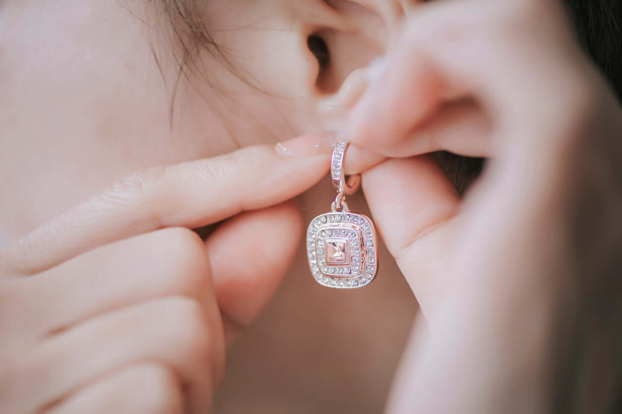 Boucles d’oreilles chez LUXTORE : des bijoux d’exception pour sublimer chaque visage. Créoles, clous ou pièces de créateurs, notre sélection conjugue élégance, audace et raffinement.