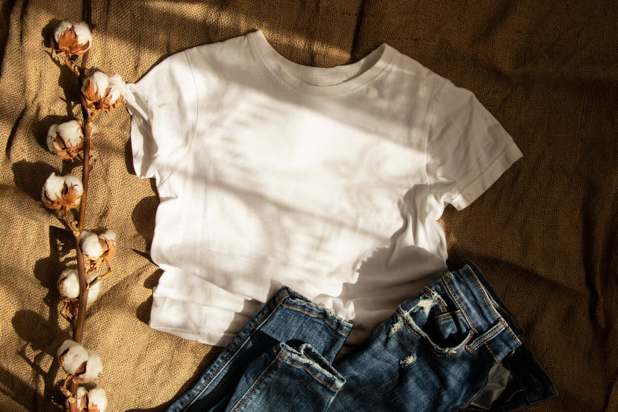 Tops et tee-shirts femme : des essentiels revisités avec style. Coupes parfaites, matières confortables et détails soignés. À porter seuls ou en superposition, pour un look moderne, affirmé et toujours facile à vivre, du matin au soir.