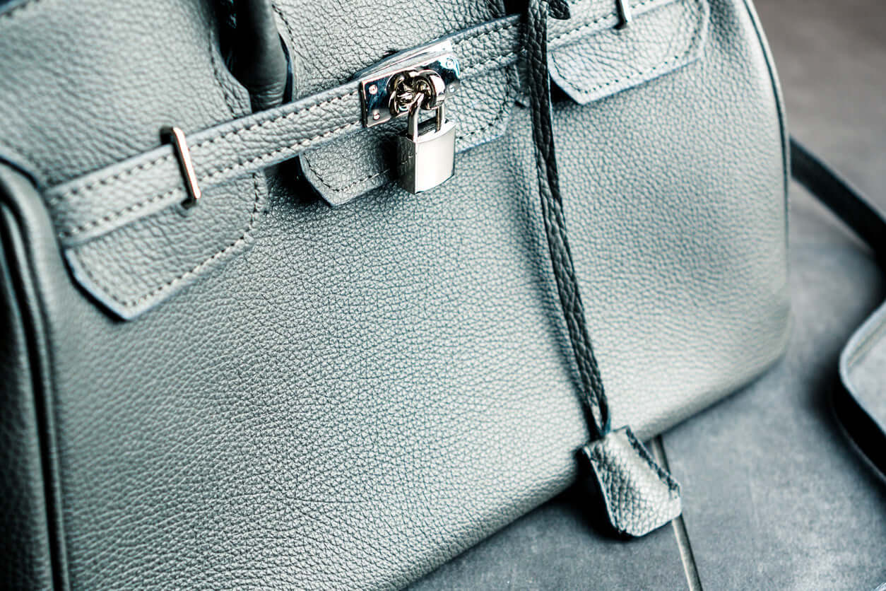 Sacs à main femme : des essentiels du quotidien aux pièces iconiques. Formes variées, finitions soignées et style affirmé. Trouvez le sac qui vous accompagne avec élégance, du matin au soir, et qui signe votre silhouette d’un geste sûr.