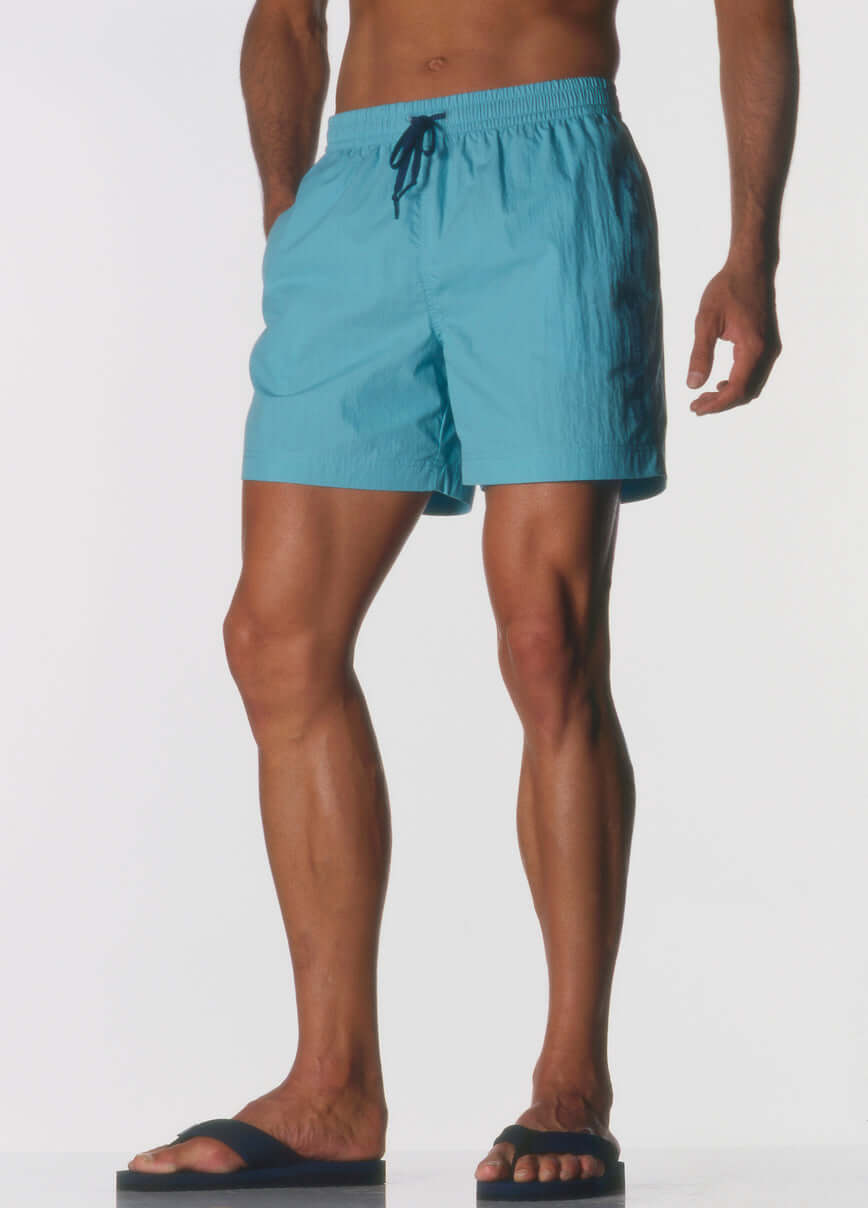 Shorts de bain homme : style, confort et performance au bord de l’eau. Coupes modernes, séchage rapide et matières agréables pour un été sans compromis. À la plage ou à la piscine, chaque modèle reflète une allure décontractée mais soignée.