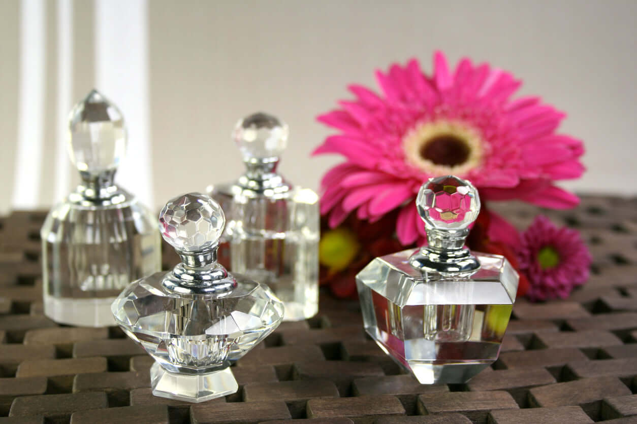 La parfumerie de niche, aussi appelée confidentielle ou de créateurs, remet la qualité des matières premières au cœur du parfum. Elle propose des créations uniques, loin des standards, pour celles et ceux en quête d’émotions olfactives singulières.