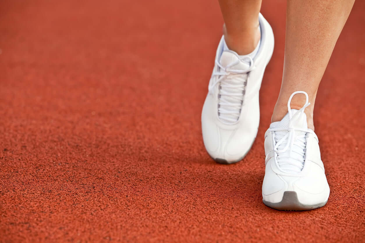 Baskets femme chez LUXTORE : design élégant ou audacieux, cuirs de qualité et finitions soignées. Le confort chic pour une allure urbaine affirmée