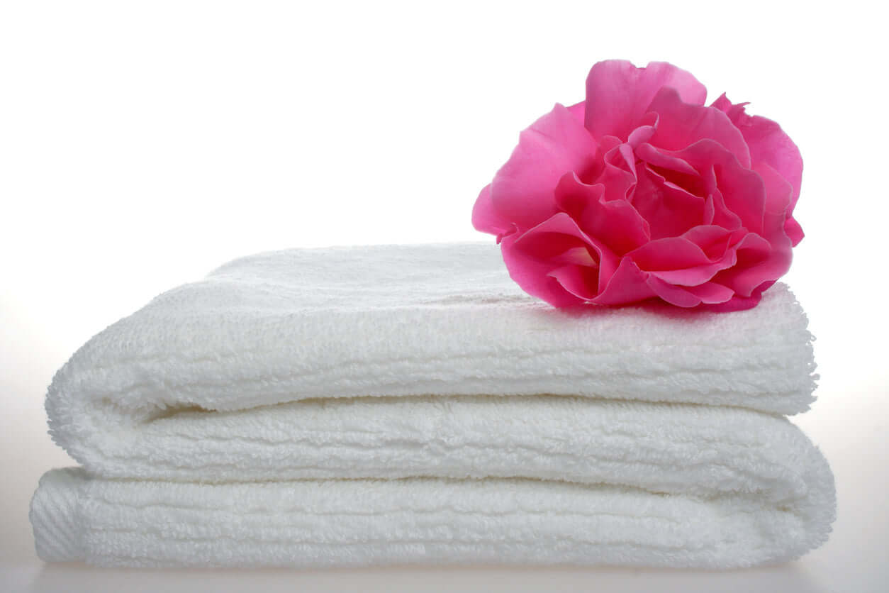 Lessive multi-tâches alliant efficacité, douceur et parfum envoûtant. Enrichie en huiles végétales, elle nourrit les fibres, protège les peaux sensibles et parfume délicatement le linge. Formule testée dermatologiquement, idéale pour toute la famille.