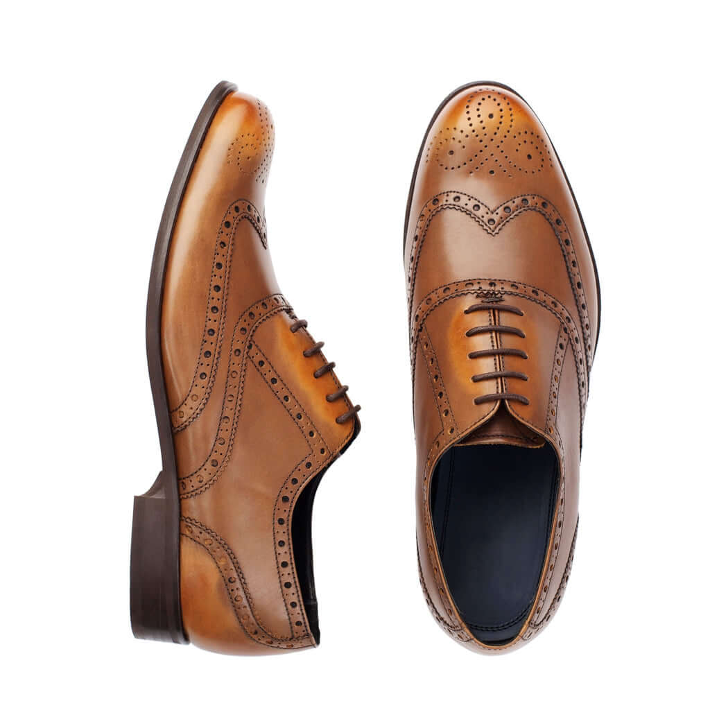 Chaussures de ville homme sélectionnées avec exigence chez LUXTORE : cuirs nobles, lignes élégantes et finitions parfaites. Des modèles intemporels ou contemporains pour une allure raffinée au quotidien