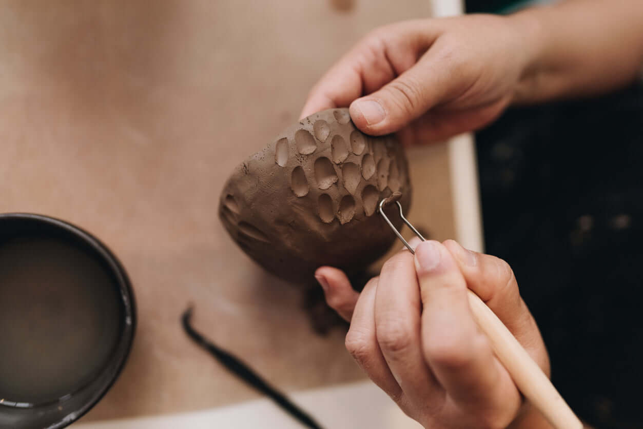 Chez LUXTORE, l’objet d’art devient essentiel. Sculptures, pièces uniques ou objets design, chaque création raconte une vision, un geste, un regard. Une sélection pointue d’œuvres qui insufflent du sens et de la beauté à l’espace.