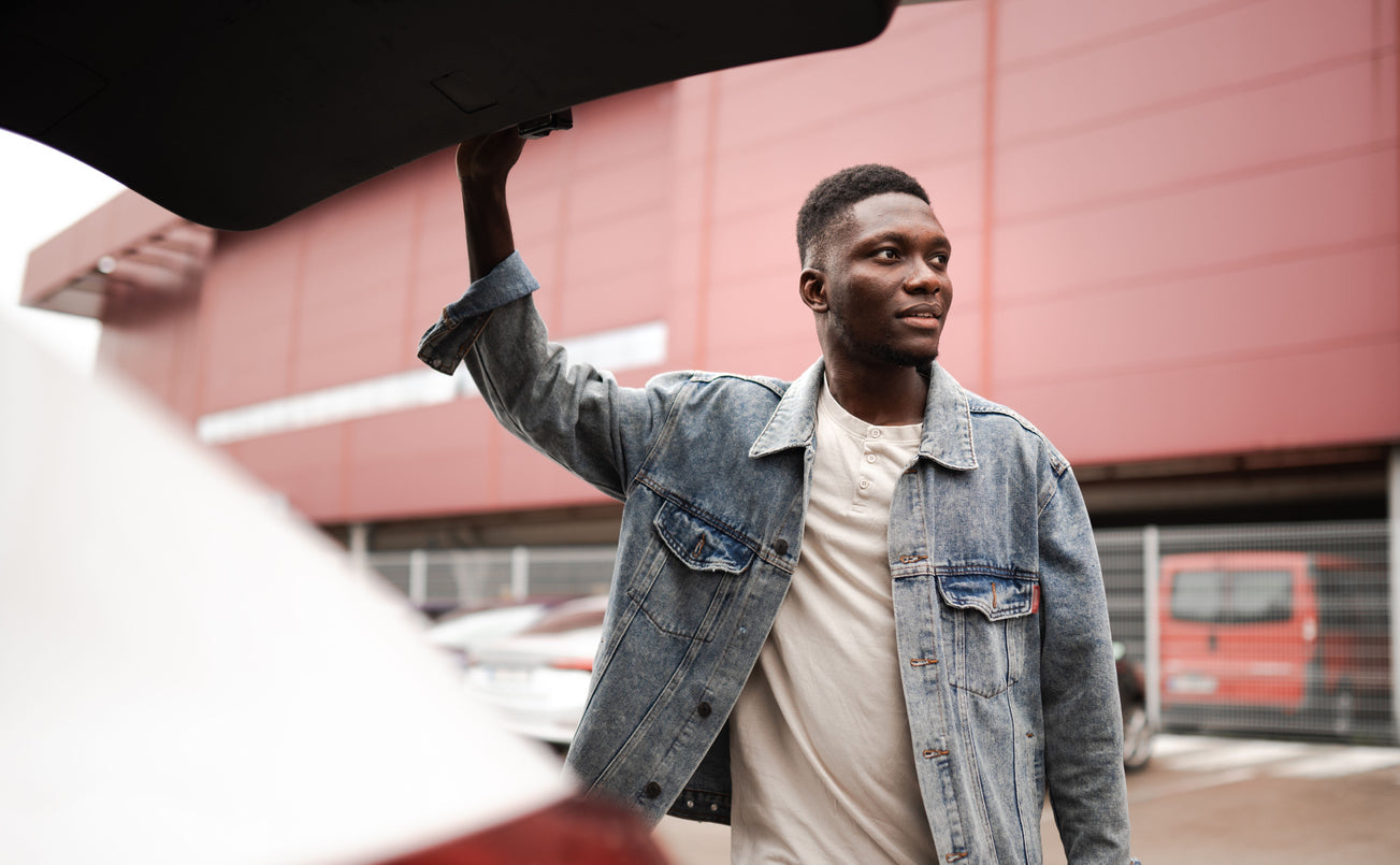 Collection pulls sweats T-shirts casual sportswear hommes : hoodies jean, sweats délavés, cardigans denim. Style urbain confort tradition workwear.