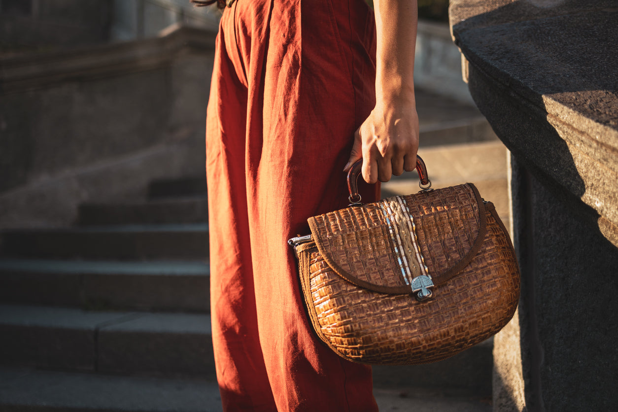 Gamme sacs casual sportswear femmes : sacs denim délavé, pochettes vintage, sacs à dos toile casual-chic. Authenticité praticité