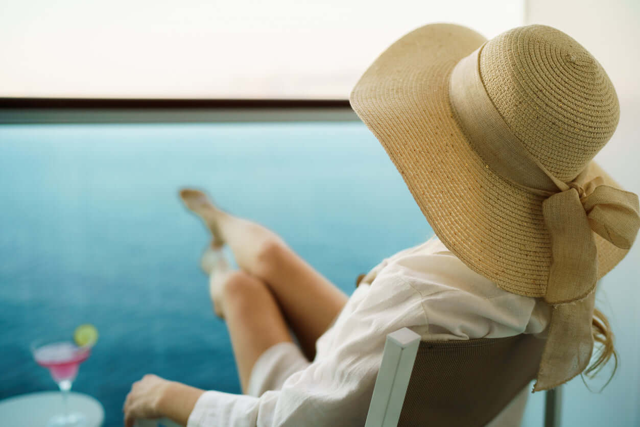 Chapeaux, bonnets et casquettes femme : des accessoires qui affirment le style. Lignes soignées, matières choisies, silhouettes équilibrées. À porter en toutes saisons pour conjuguer élégance, confort et personnalité au quotidien.