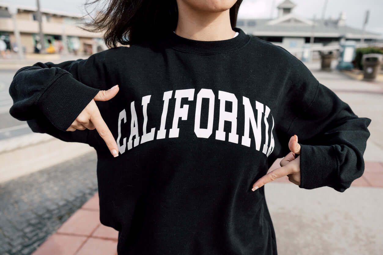 Chez LUXTORE, le sweat-shirt femme devient une pièce de caractère : matières nobles, coupes impeccables et détails raffinés. Une élégance décontractée, pensée pour sublimer le quotidien avec style et confort, sans jamais faire de compromis.