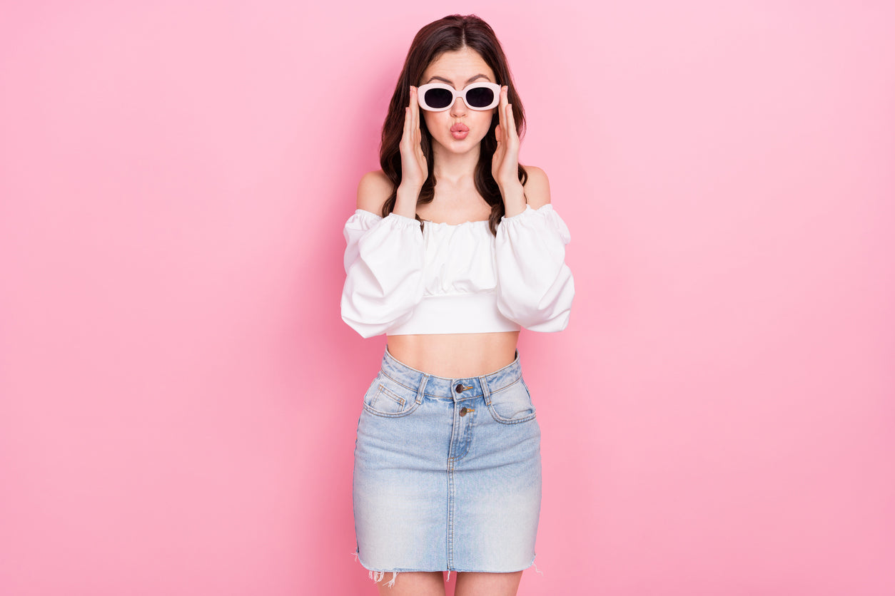 Gamme jupes casual sportswear femmes : jean délavé, mini-jupes vintage, jupes longues workwear. Féminité caractère, esprit denim authentique.