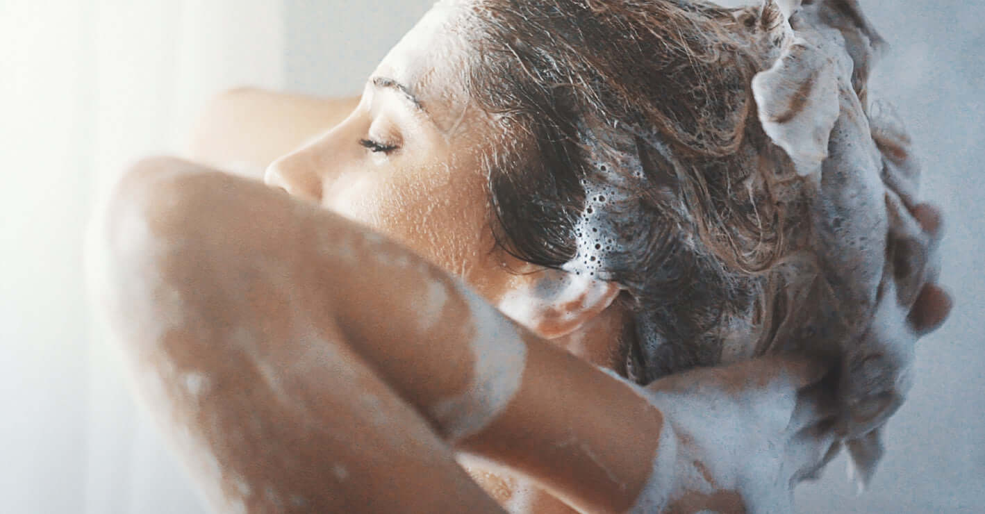 Savons, gels douche et soins lavants intimes : des formules douces et efficaces pour une peau propre, fraîche et respectée. Des textures agréables, des parfums subtils et un confort optimal au quotidien. L’hygiène devient un vrai moment de soin.