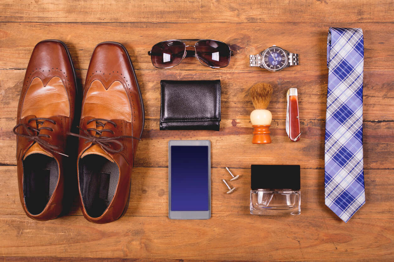 Accessoires homme chez LUXTORE : ceintures, sacs, montres, chapeaux et objets du quotidien choisis pour leur raffinement. Des pièces de caractère pour sublimer l’allure masculine avec élégance et précision.