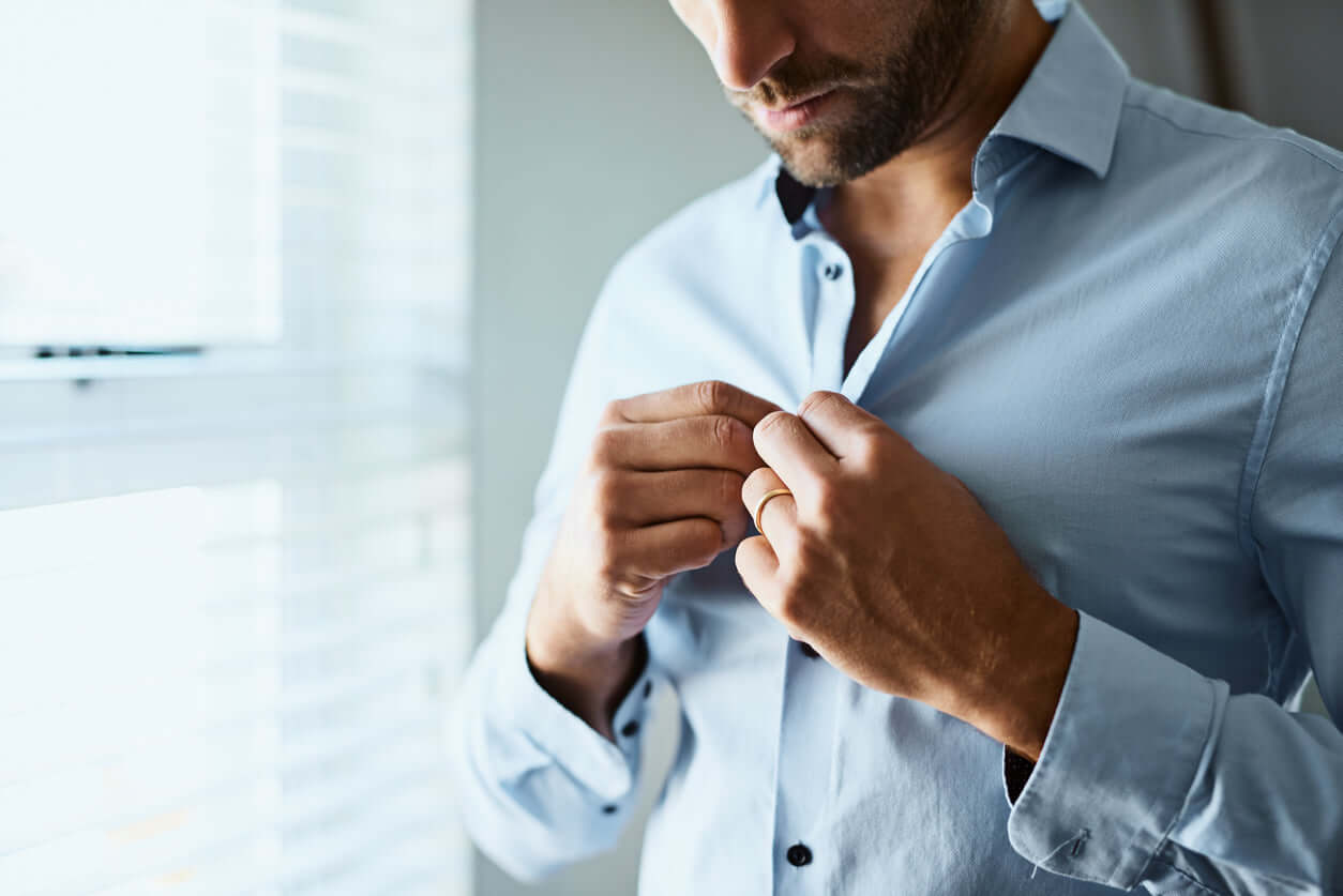 Chemises homme chez LUXTORE : coupes soignées, matières nobles, détails raffinés. Élégance au quotidien, du style classique au contemporain affirmé.