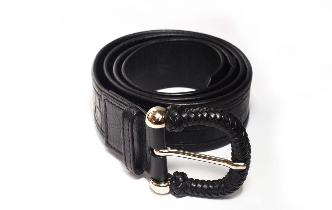 Ceintures homme chez LUXTORE : cuirs d’exception, finitions soignées et design élégant. Un accessoire essentiel au style masculin raffiné et contemporain.