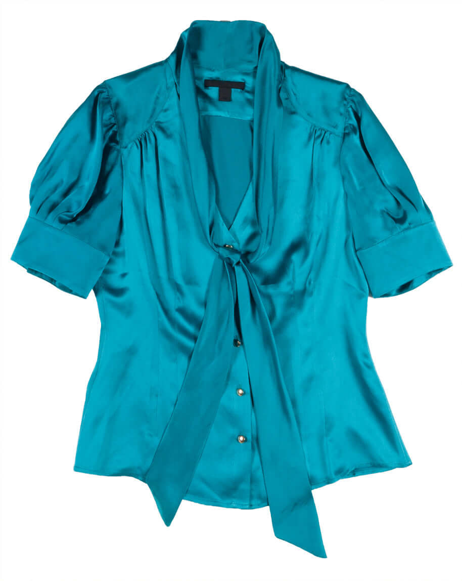 Chemises et blouses femme signées par des créateurs d’exception : soie, popeline ou volumes travaillés, notre sélection allie style, raffinement et liberté. Des pièces fortes à porter en toute saison.
