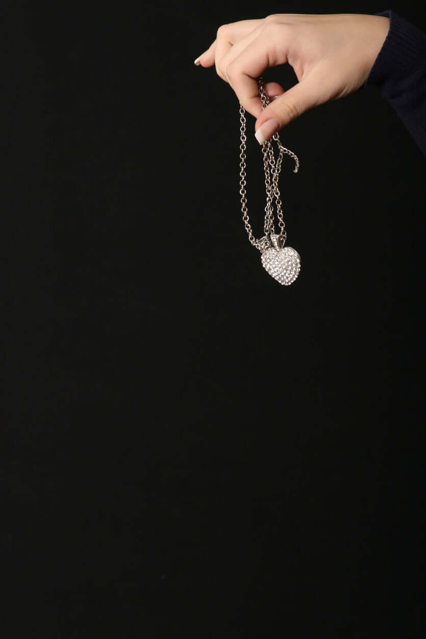 Pendentifs femme chez LUXTORE : des créations précieuses pour sublimer chaque silhouette. Or, pierres, formes élégantes ou audacieuses : portez un bijou porteur de sens, au plus près de vous.