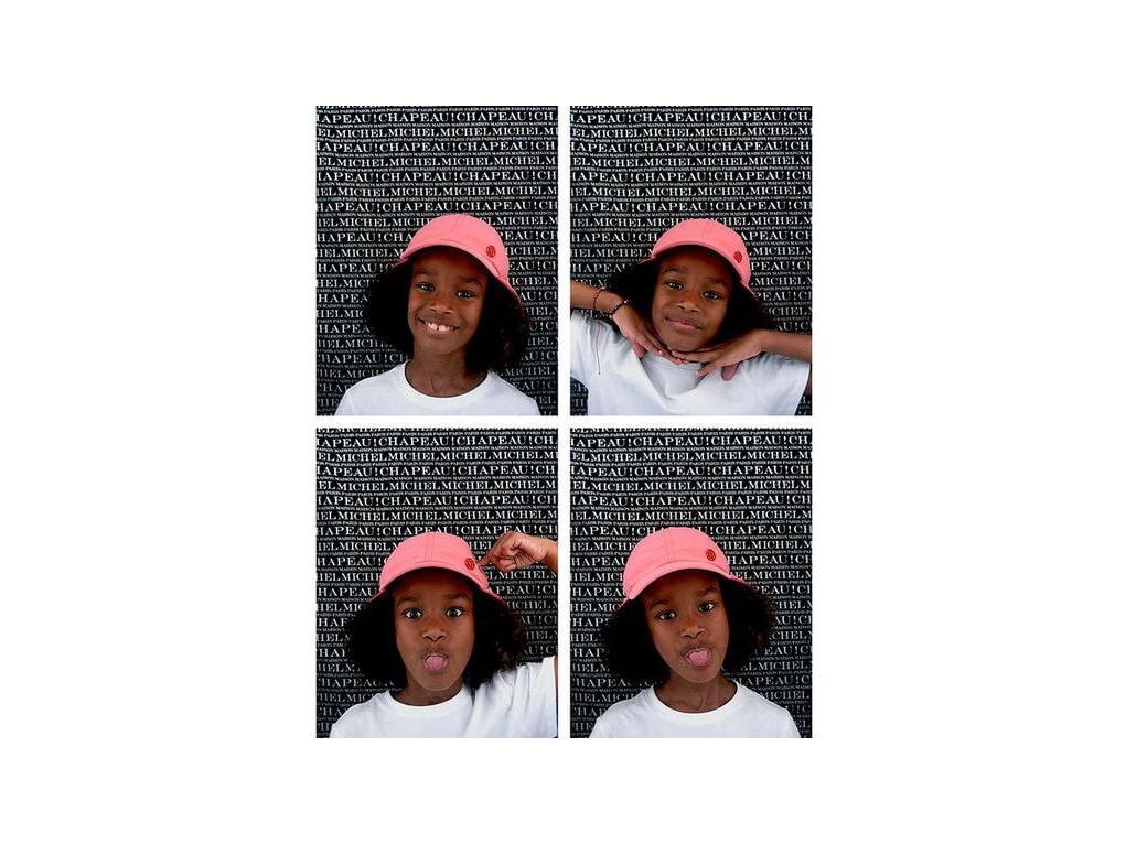 Enfant souriant portant une casquette gabin rose corail, montrant différentes poses amusantes sur fond de logo Maison Michel.