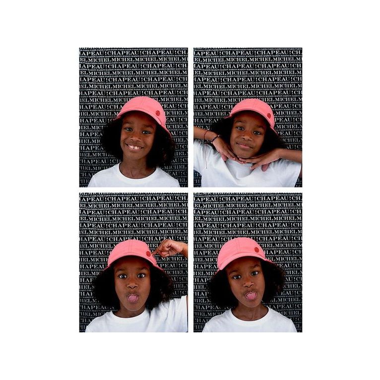 Enfant souriant portant une casquette gabin rose corail, montrant différentes poses amusantes sur fond de logo Maison Michel.