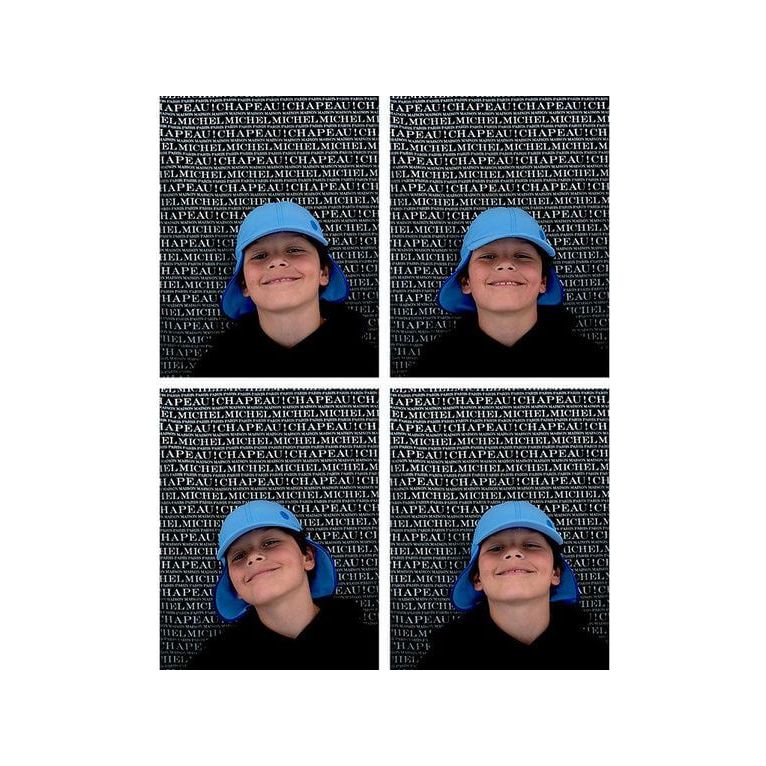 Enfant souriant portant une casquette bleue Maison Michel sur fond noir, photographié en quatre poses.