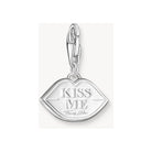 Pendentif charm en argent avec motif de lèvres et inscription 'KISS ME', émaillé à la main en rouge.