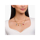 Collier en chaîne avec pendentifs charm, incluant une bouche en cœur rouge et d'autres breloques élégantes.