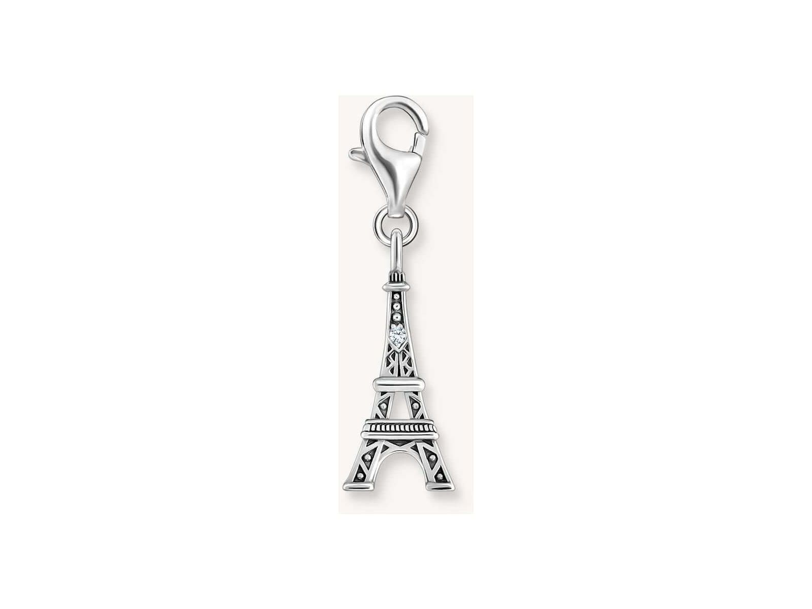 Pendentif charm en argent représentant la tour Eiffel, stylisé avec zircone blanche pour un effet vintage.