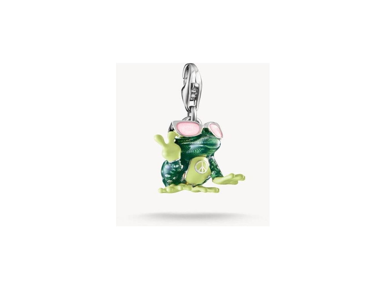 Pendentif charm grenouille en argent avec lunettes, émaillé en rose et vert, signe de paix en forme de cœur.