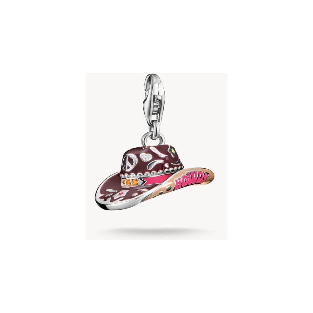 Pendentif charm en argent en forme de chapeau de cowboy avec peinture à la main et zircons orange, inscription 'Howdy'.