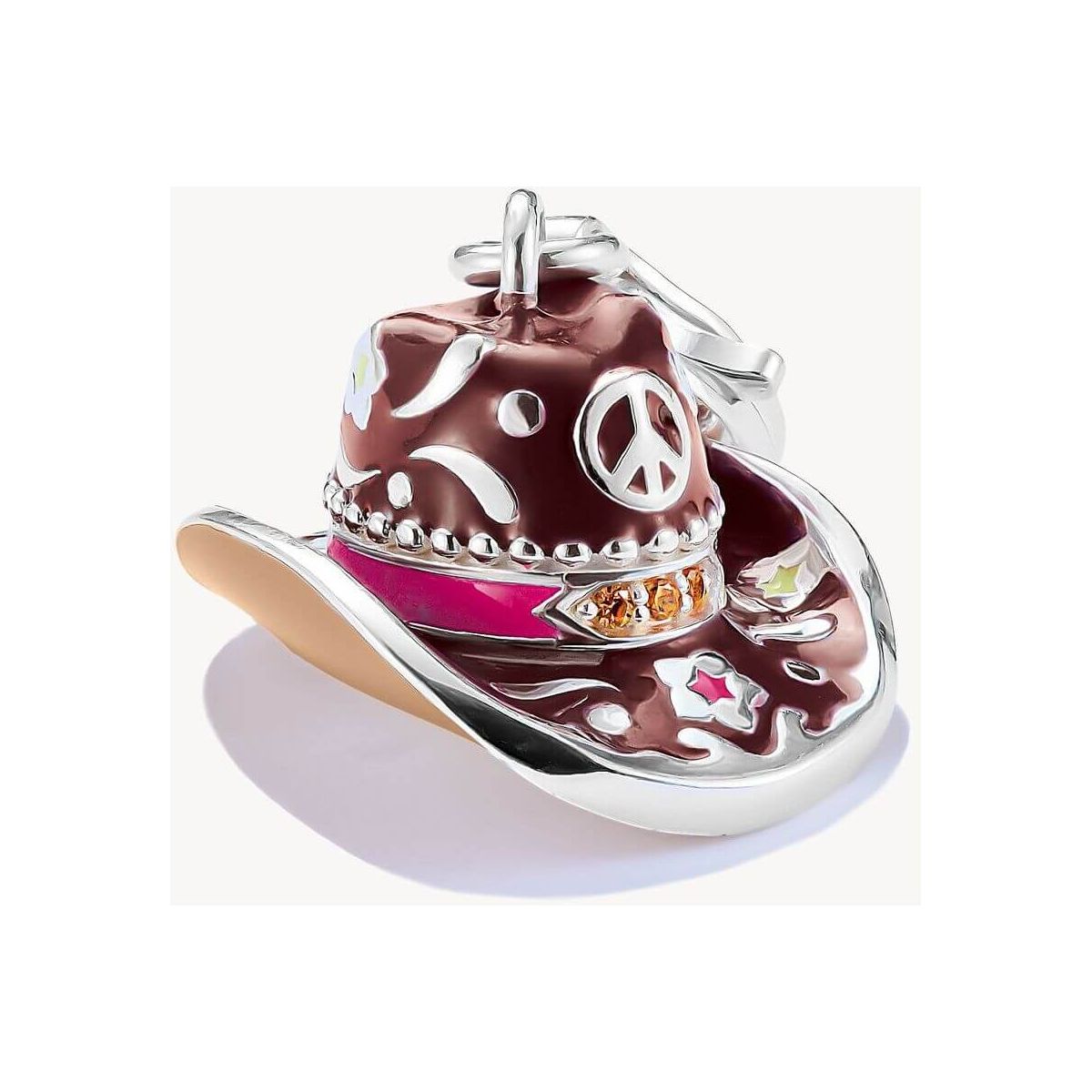 Pendentif charm en argent en forme de chapeau de cowboy, décoré d'émaux colorés et pierres zirconium.