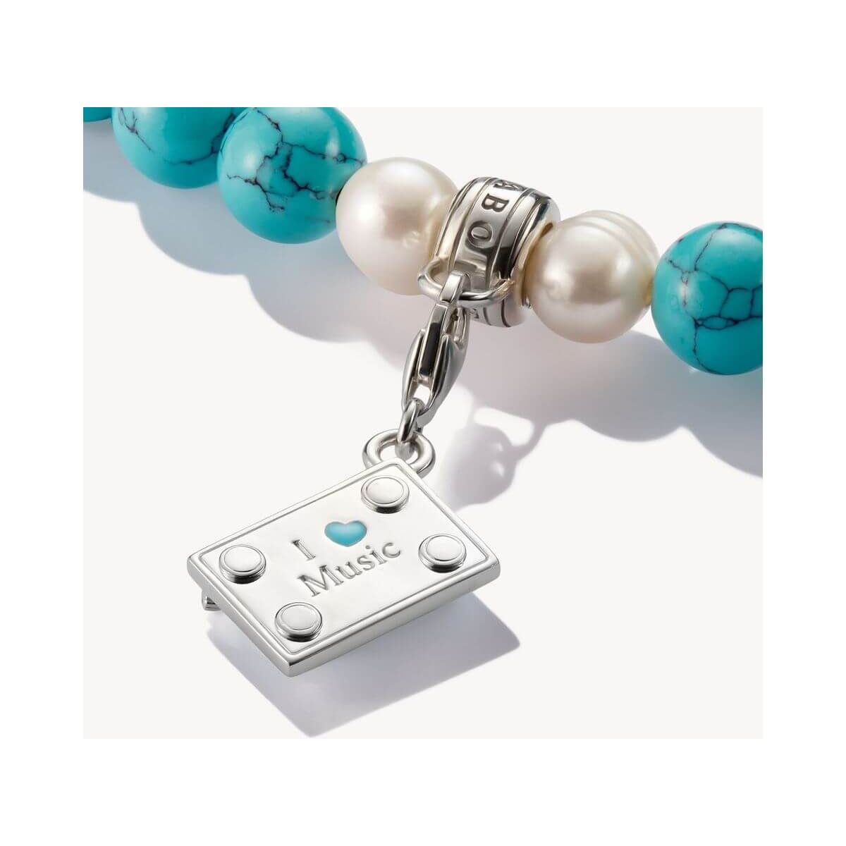 Pendentif charm argent 'I love Music' avec perles turquoise et blanches, design musical élégant et écologique.